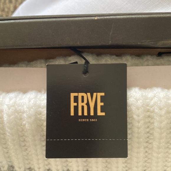FRYE Colorblock Beanie and Genuine Leather Wristlet Set  Brand New In Box - Picture 4 of 16